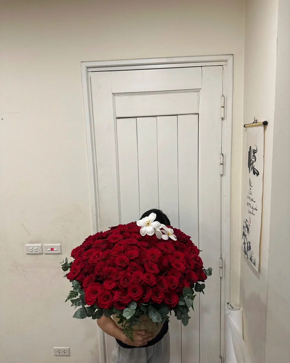 Giỏ 100 bông hồng mix tulip